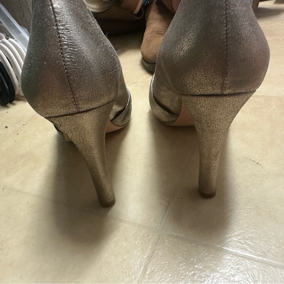Antonio Melani size 9 gold heels 3 1/2” dry good condition - Picture 5 of 8